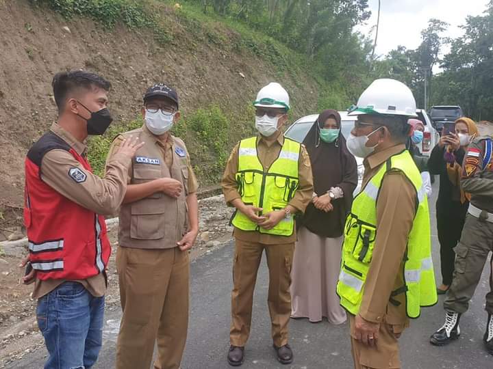 Foto: Gubernur Sulbar Pantau Pengerjaan Ruas Jalan Poros Lampa-Matangnga